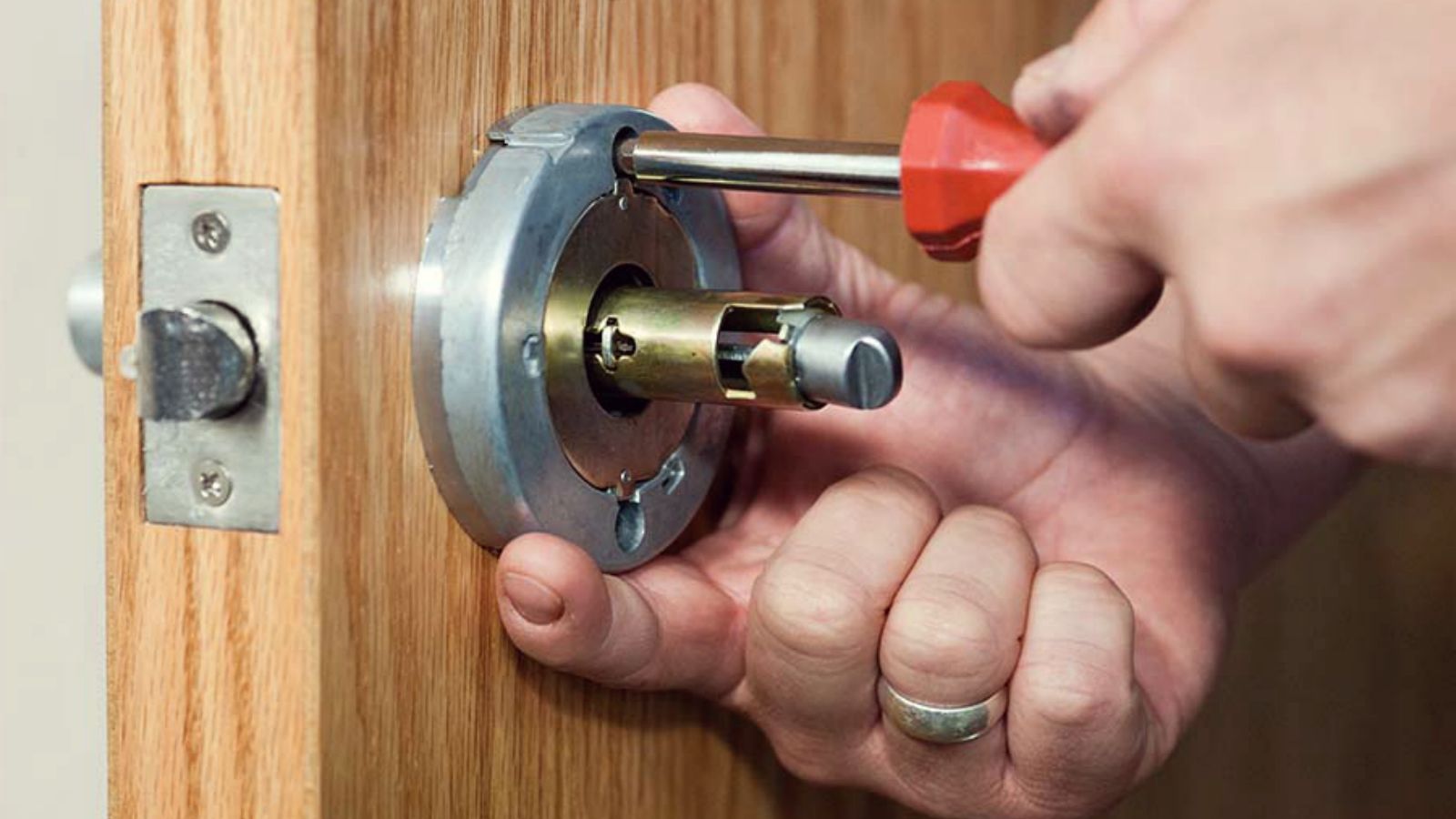 Why is good to replace your locks frequently and how to choose the best company?